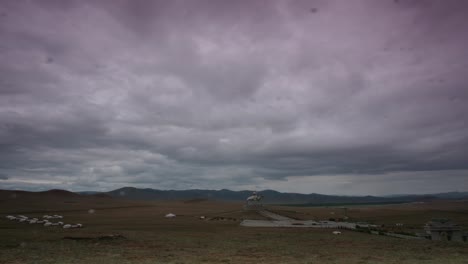 Zeitraffer-Von-Wolken-Mit-Hintergrund-Dschingis-Khan-Reiterstatue-In-Der-Mongolei